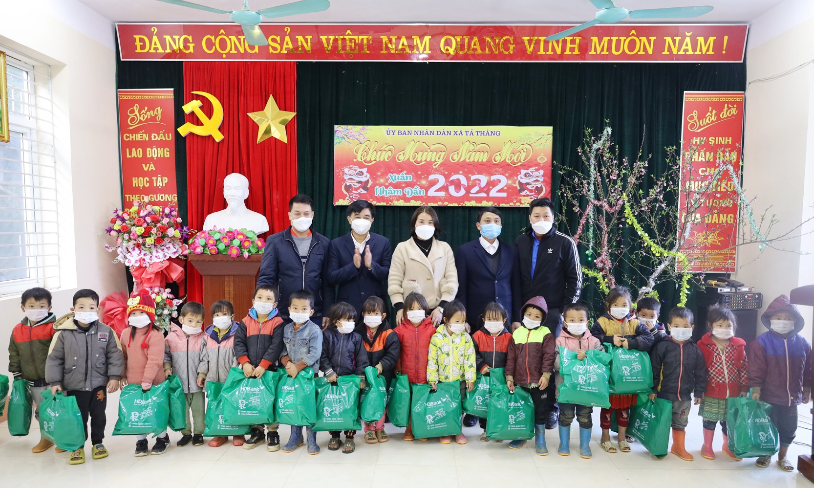 Chủ tịch UBND tỉnh Trịnh Xuân Trường thăm, tặng quà Tết tại huyện Mường Khương ảnh 17