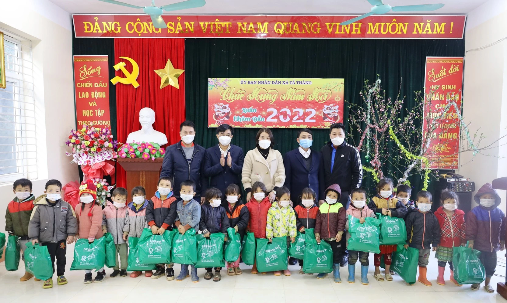 Chủ tịch UBND tỉnh Trịnh Xuân Trường thăm, tặng quà Tết tại huyện Mường Khương ảnh 17