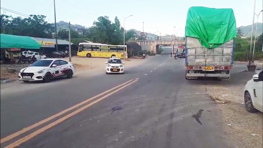 Mất an toàn giao thông tại điểm nối Tỉnh lộ 152 với cao tốc ảnh 2 Mất an toàn giao thông tại điểm nối Tỉnh lộ 152 với cao tốc ảnh 2