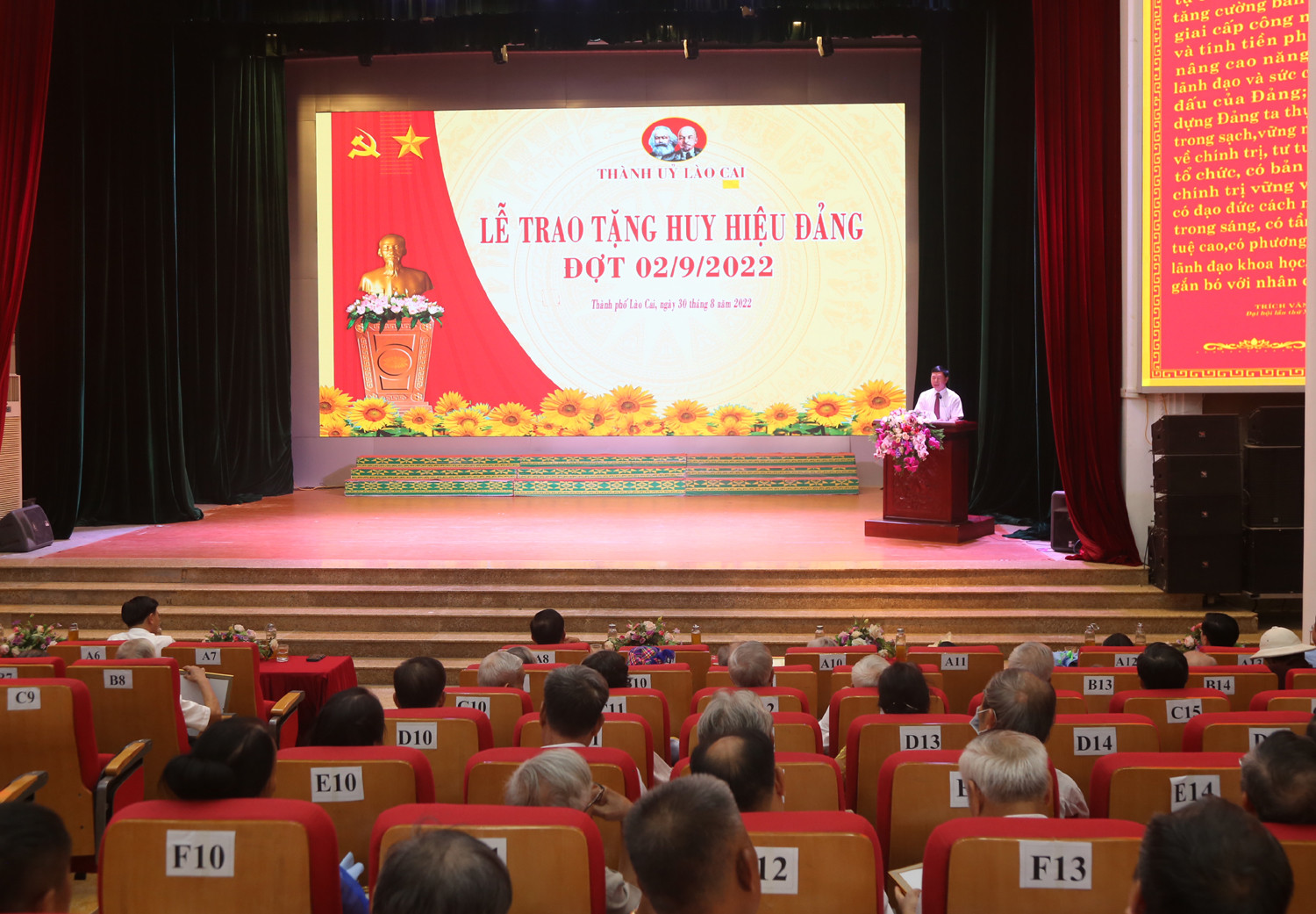 Phó Bí thư Tỉnh ủy Hoàng Giang dự lễ trao tặng Huy hiệu Đảng đợt 2/9 cho 93 đảng viên tại Thành ủy Lào Cai ảnh 1