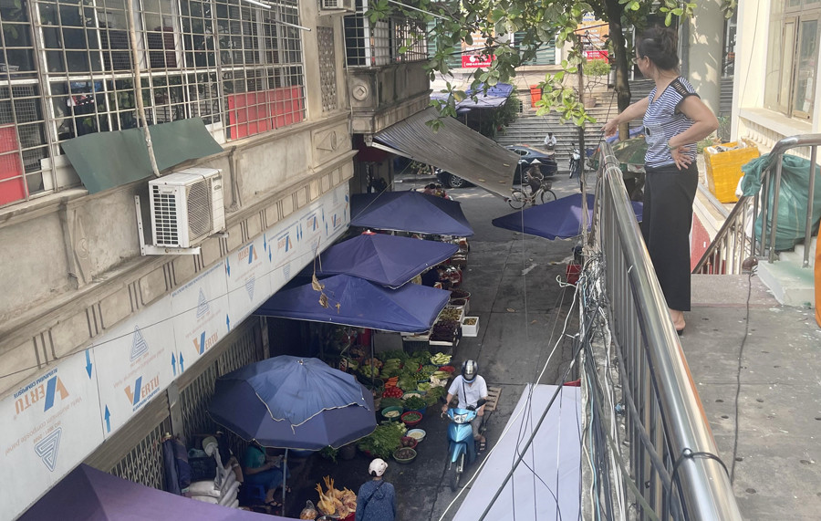 Dãy nhà dân quay mặt vào tầng 1 của khu B cho thuê kinh doanh thường xuyên lấn chiếm hành lang, gây cản trở công tác phòng cháy, chữa cháy.