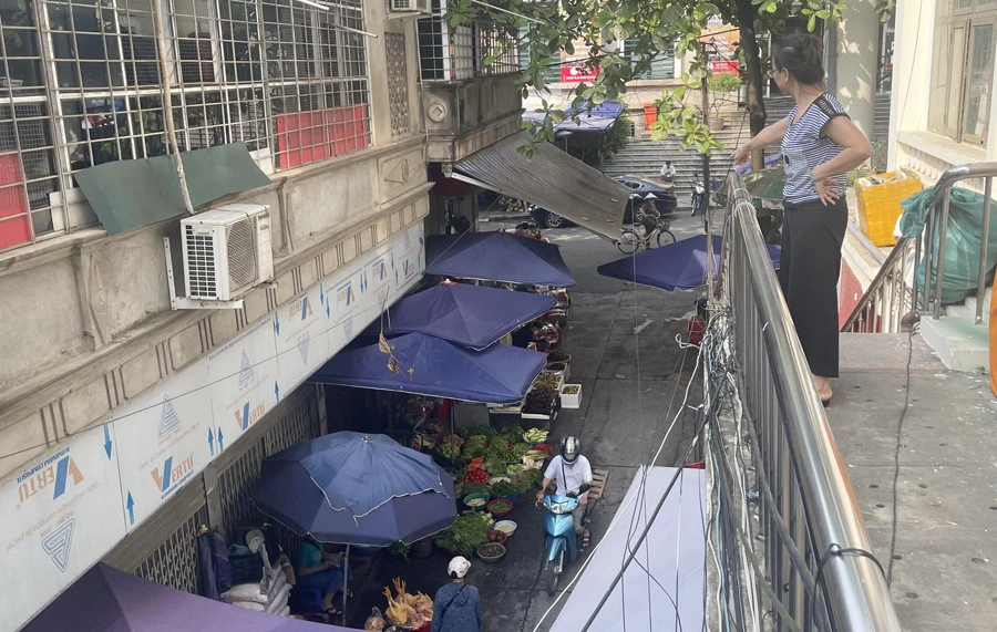 Dãy nhà dân quay mặt vào tầng 1 của khu B cho thuê kinh doanh thường xuyên lấn chiếm hành lang, gây cản trở công tác phòng cháy, chữa cháy. Dãy nhà dân quay mặt vào tầng 1 của khu B cho thuê kinh doanh thường xuyên lấn chiếm hành lang, gây cản trở công tác phòng cháy, chữa cháy.