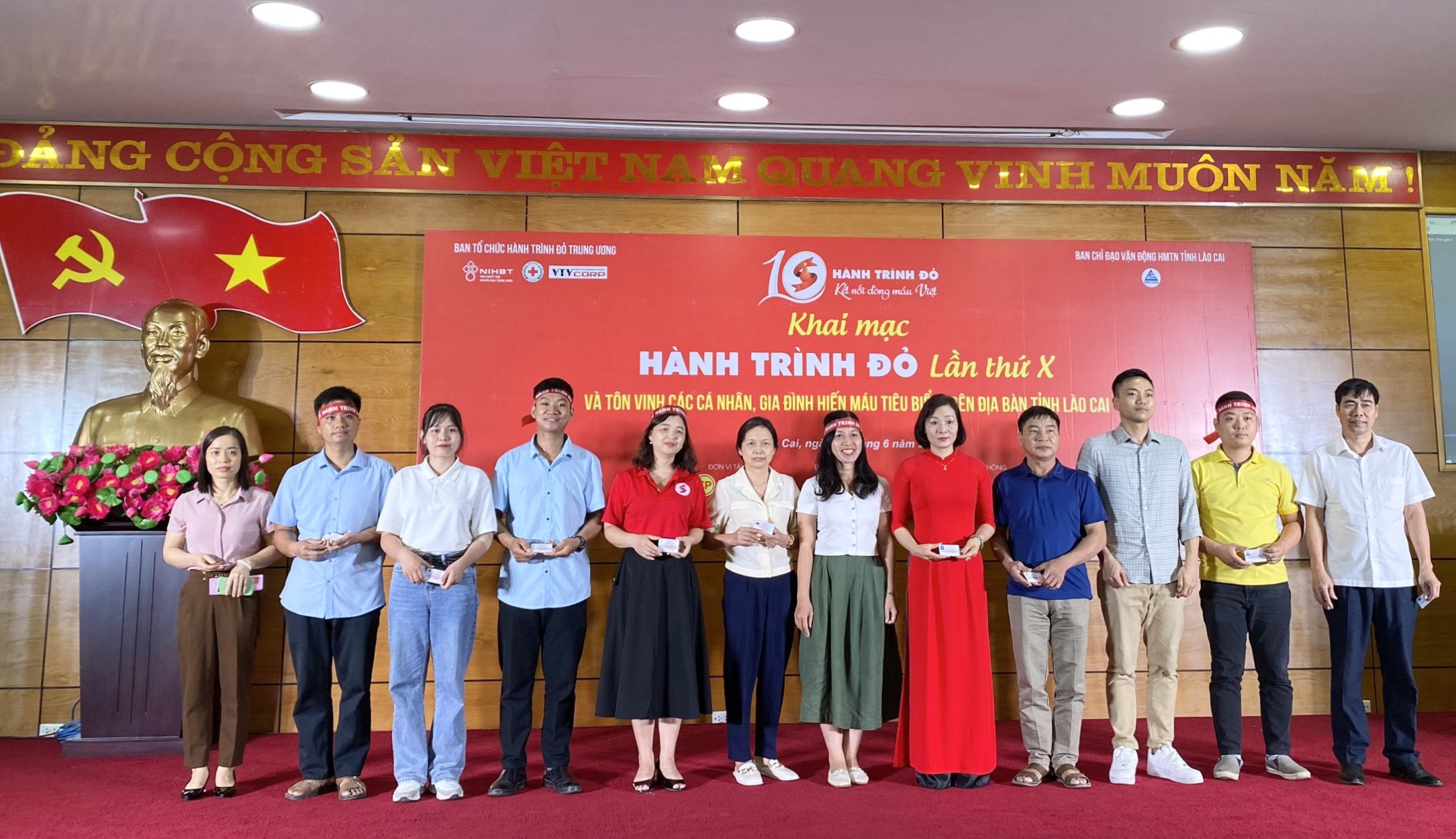 Trao thẻ hiến mô, bộ phận cơ thể người cho các cá nhân đăng ký. Trao thẻ hiến mô, bộ phận cơ thể người cho các cá nhân đăng ký.