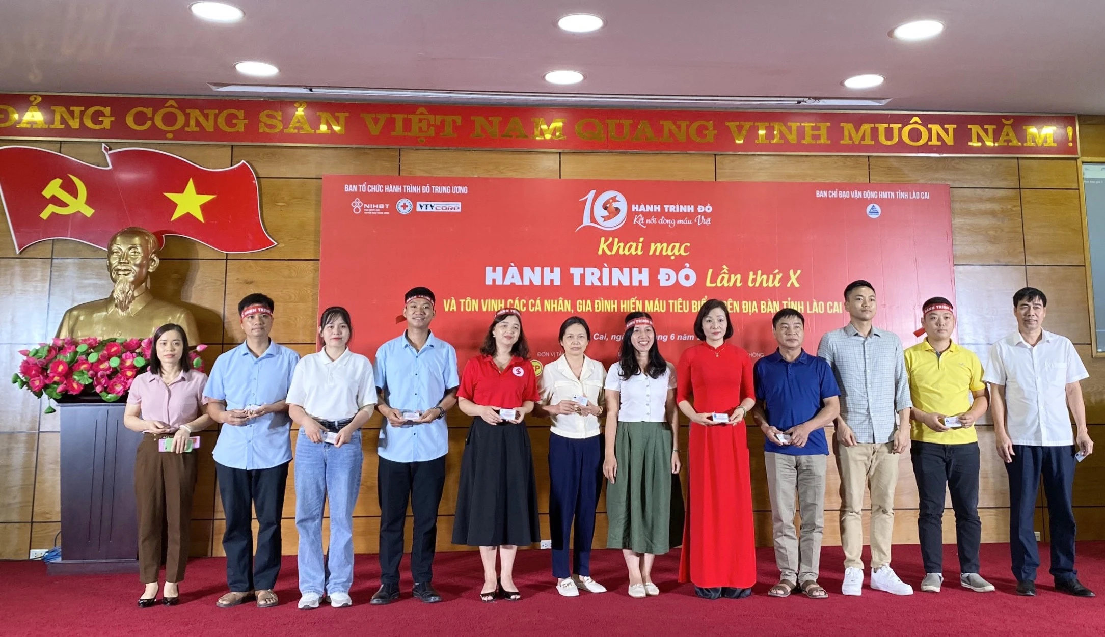 Trao thẻ hiến mô, bộ phận cơ thể người cho các cá nhân đăng ký. Trao thẻ hiến mô, bộ phận cơ thể người cho các cá nhân đăng ký.