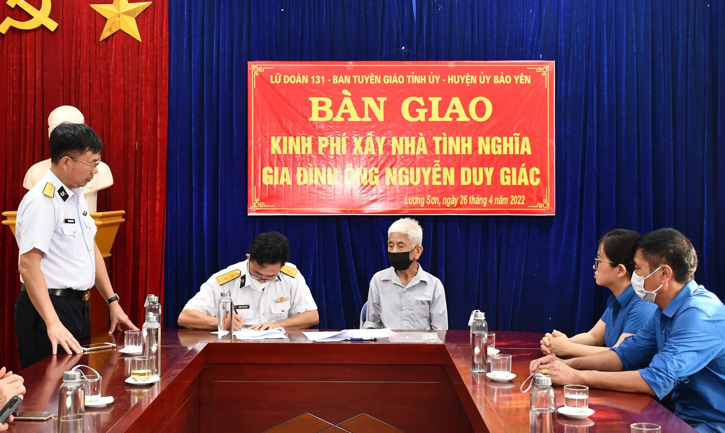 Lữ đoàn 131 Hải quân trao tiền hỗ trợ cho gia đình ông Giác.