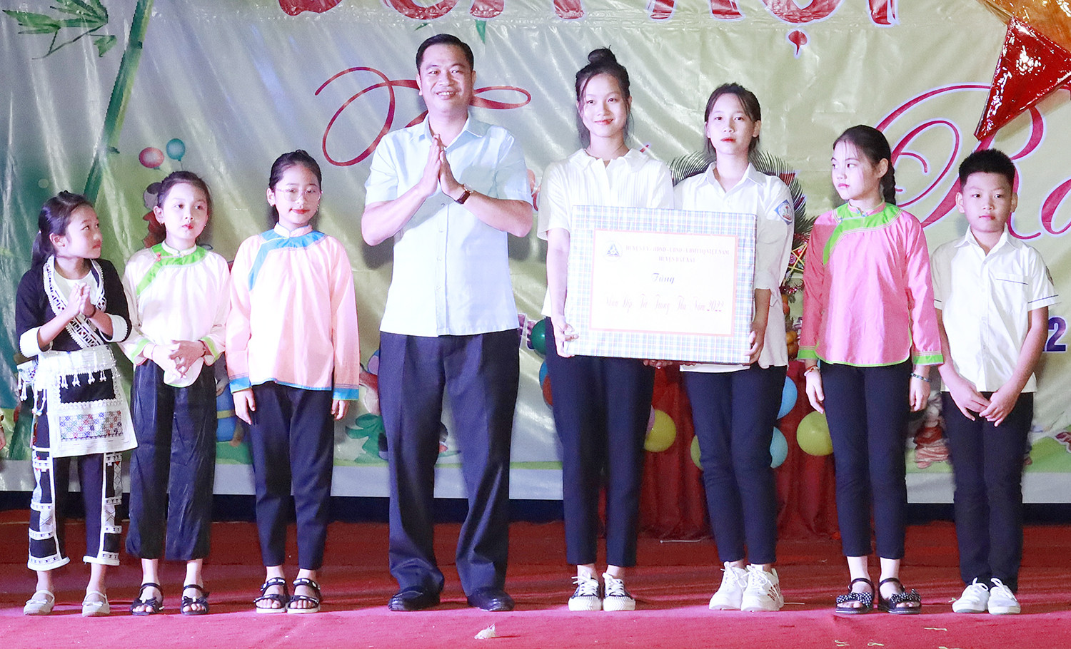 Thường trực Huyện ủy Bát Xát tặng quà học sinh xã Bản Vược. Trẻ em thích thú với màn múa lân. Học sinh mầm non xã Bản Vược tham gia giao lưu văn nghệ. Cùng nhau phá cỗ Trung thu. Thường trực Huyện ủy Bát Xát tặng quà học sinh xã Bản Vược. Trẻ em thích thú với màn múa lân. Học sinh mầm non xã Bản Vược tham gia giao lưu văn nghệ. Cùng nhau phá cỗ Trung thu.