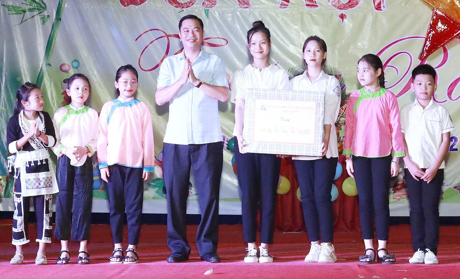 Thường trực Huyện ủy Bát Xát tặng quà học sinh xã Bản Vược. Trẻ em thích thú với màn múa lân. Học sinh mầm non xã Bản Vược tham gia giao lưu văn nghệ. Cùng nhau phá cỗ Trung thu.