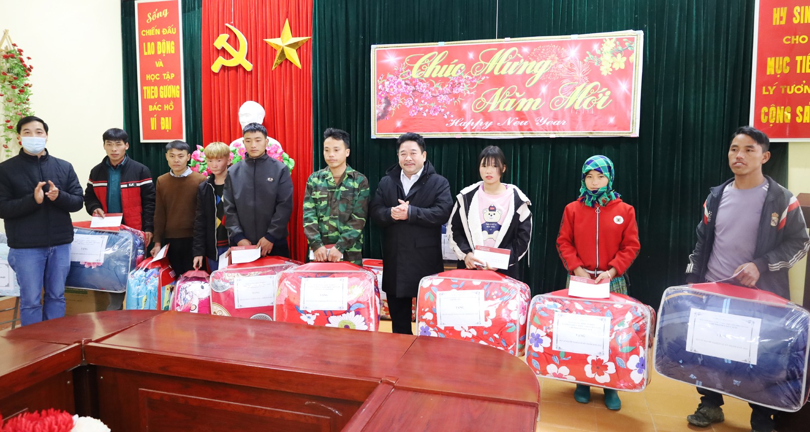 Chủ tịch UBND tỉnh Trịnh Xuân Trường thăm, tặng quà Tết tại huyện Mường Khương ảnh 16