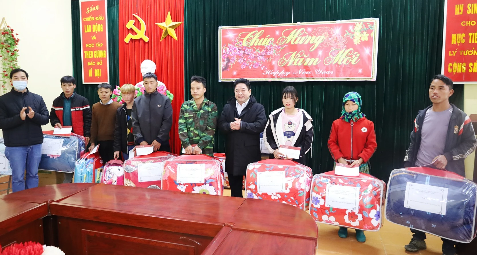 Chủ tịch UBND tỉnh Trịnh Xuân Trường thăm, tặng quà Tết tại huyện Mường Khương ảnh 16