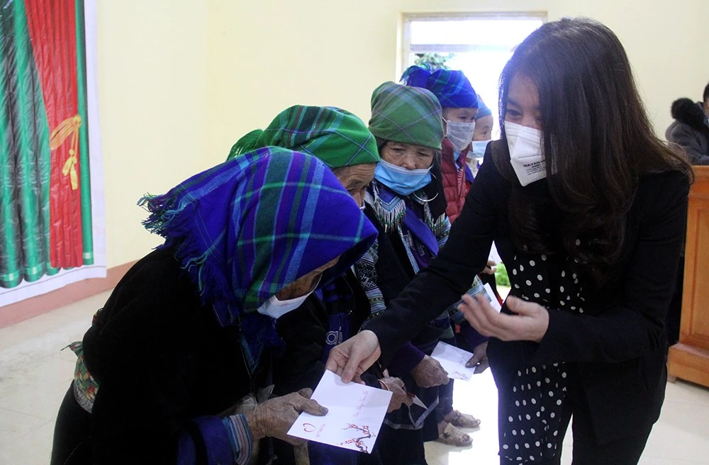 Trao 500 suất quà cho hộ nghèo, gia đình chính sách của huyện Bát Xát ảnh 2