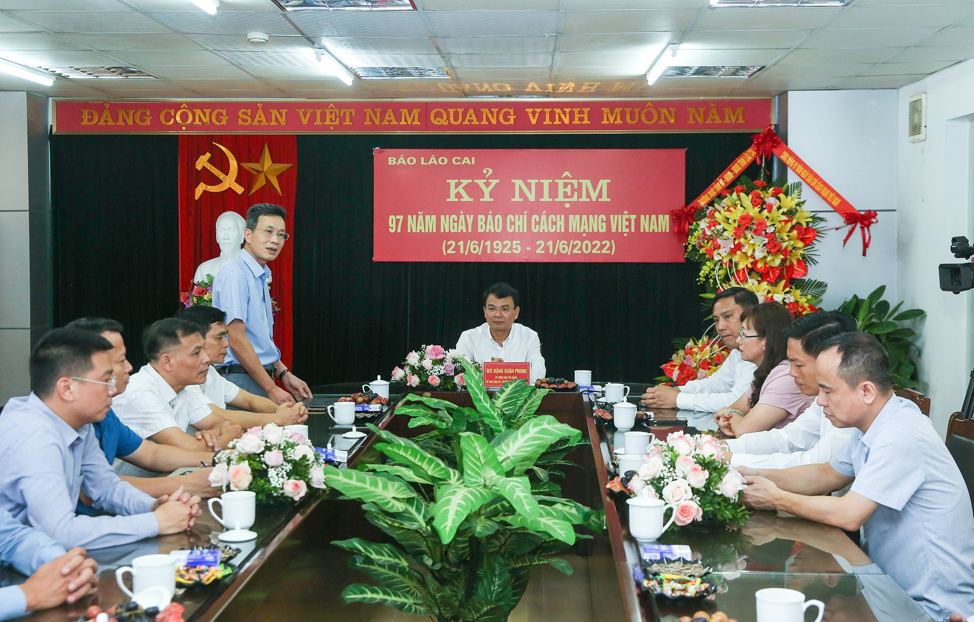 Thường trực Tỉnh ủy thăm, chúc mừng Báo Lào Cai và Đài Phát thanh - Truyền hình tỉnh nhân kỷ niệm 97 năm Ngày Báo chí cách mạng Việt Nam ảnh 2