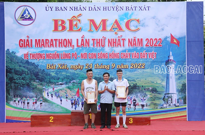 Bế mạc Giải chạy bán Marathon “Về thượng nguồn Lũng Pô - Nơi con sông Hồng chảy vào đất Việt” năm 2022 ảnh 13