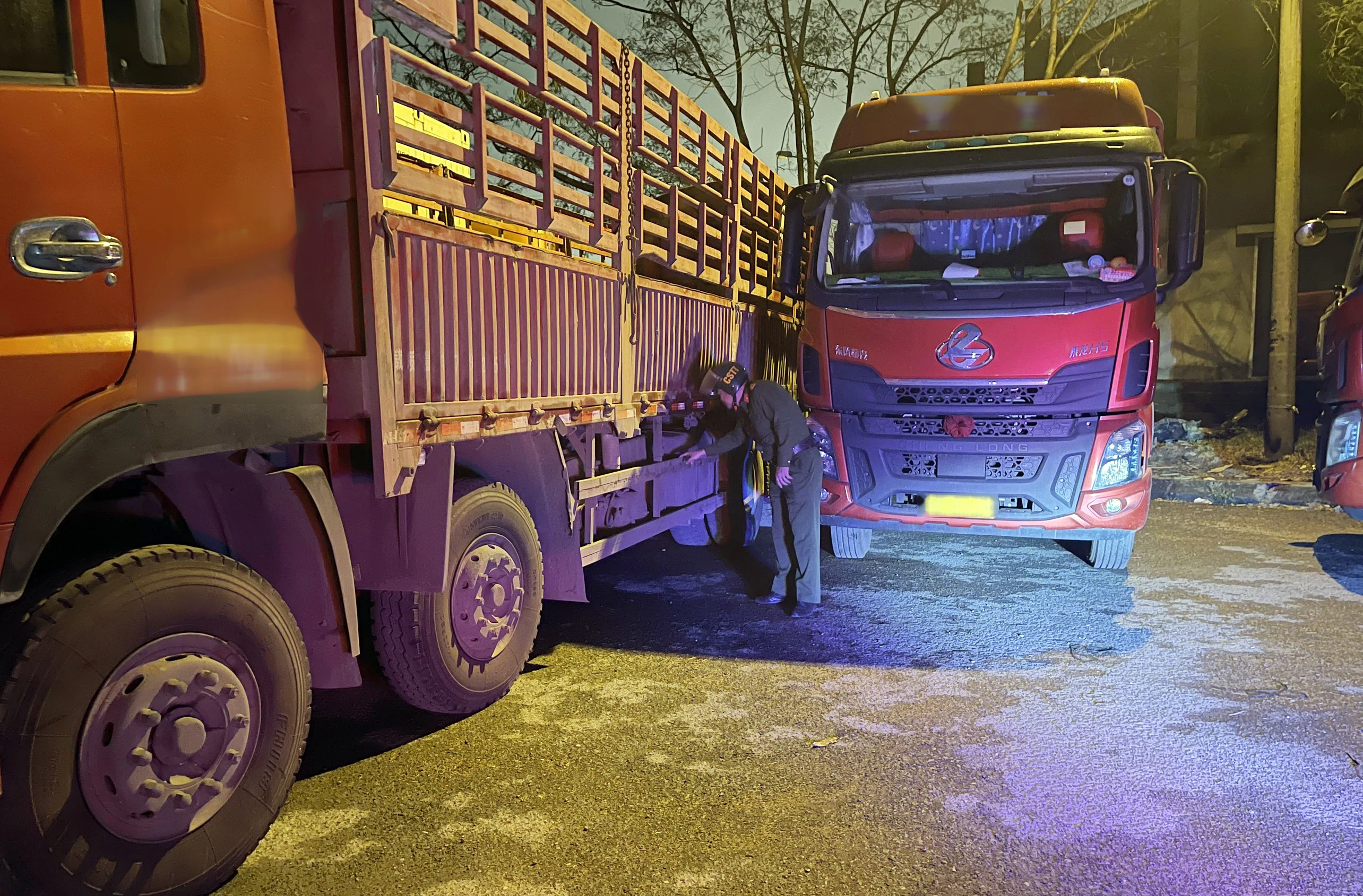 Cán bộ Đồn Công an Kim Thành kiểm tra xe bị tháo trộm dầu.