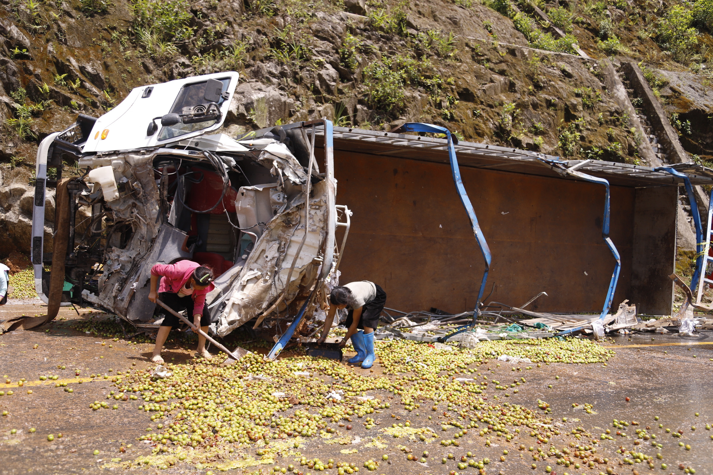 Hàng chục tấn hoa quả đổ tràn ra đường. Đến khoảng 11h30 phút cùng ngày, công tác cứu hộ đã hoàn tất.