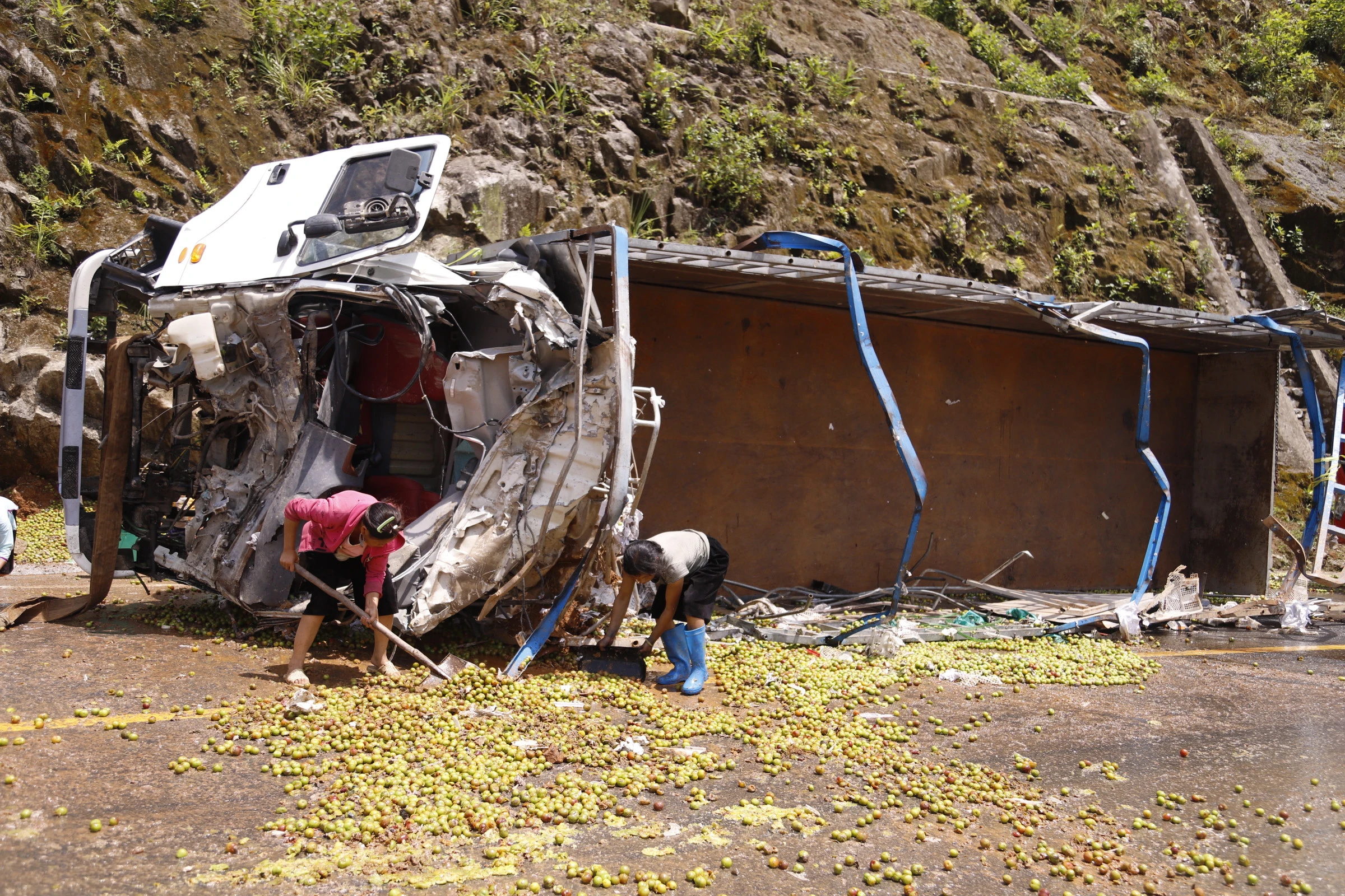 Hàng chục tấn hoa quả đổ tràn ra đường. Đến khoảng 11h30 phút cùng ngày, công tác cứu hộ đã hoàn tất. Hàng chục tấn hoa quả đổ tràn ra đường. Đến khoảng 11h30 phút cùng ngày, công tác cứu hộ đã hoàn tất.