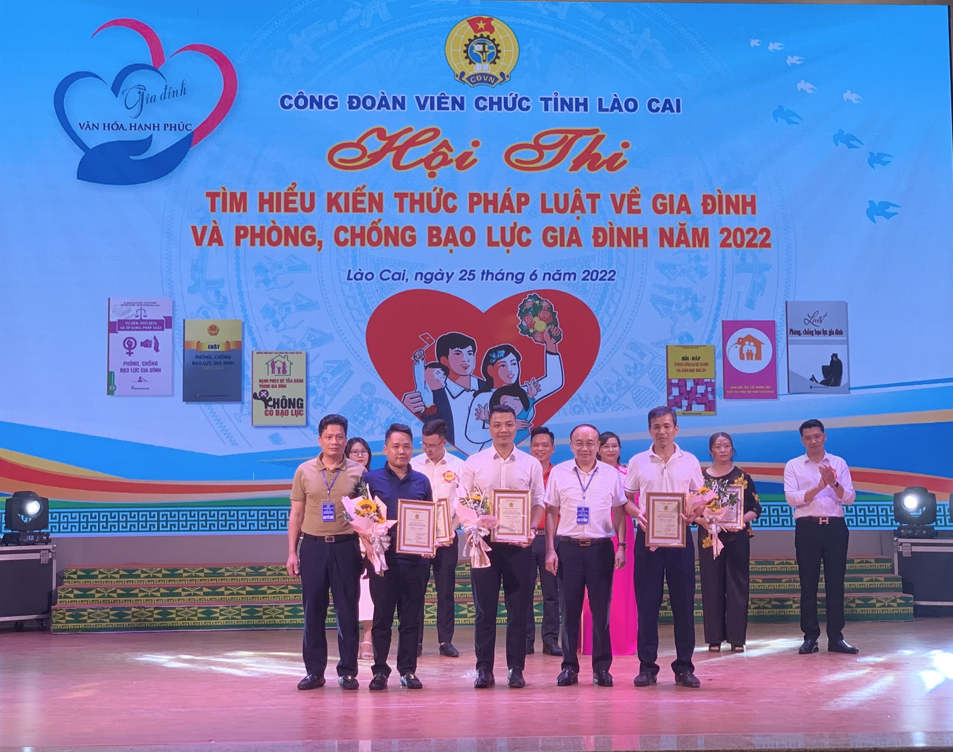 Trao giải Ba cho đội thi số 2, đội thi số 7 và đội thi số 6.