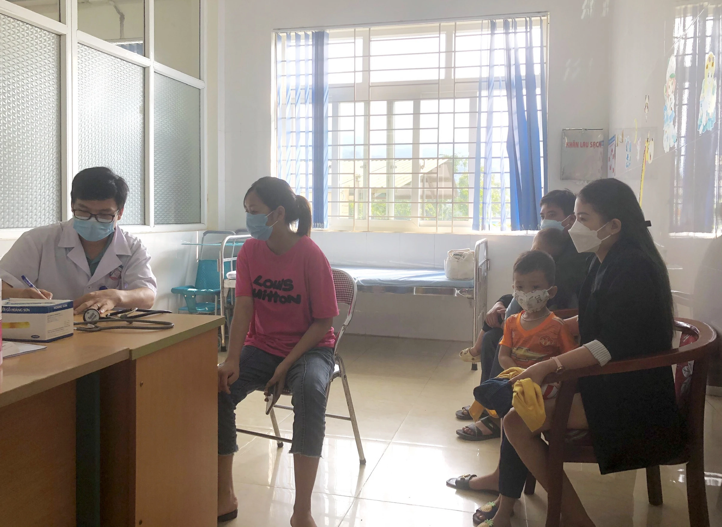 Người dân đeo khẩu trang khi đến khám - chữa bệnh tại Bệnh viện Sản - Nhi tỉnh.