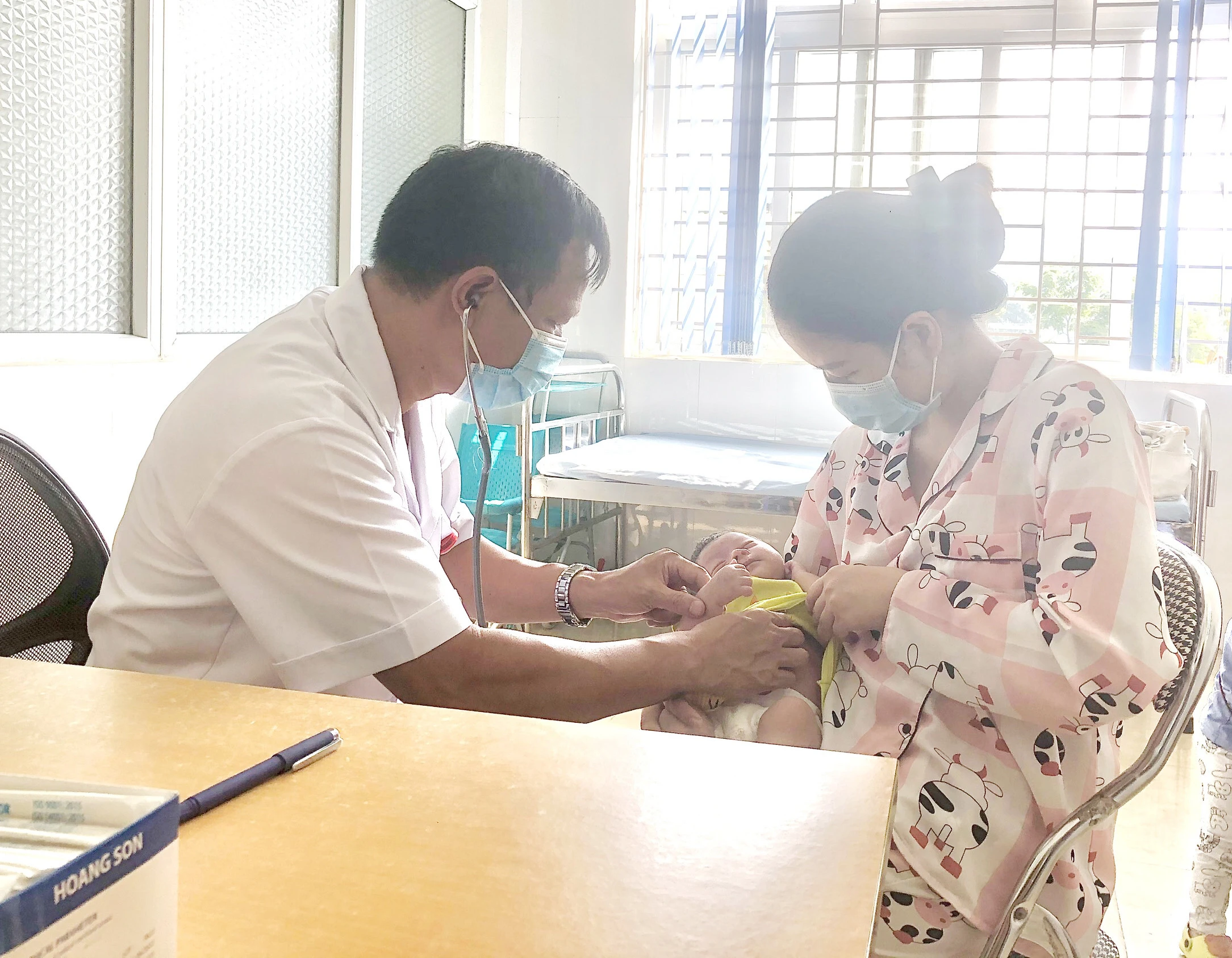 Người dân đeo khẩu trang khi đến khám - chữa bệnh tại Bệnh viện Sản - Nhi tỉnh.