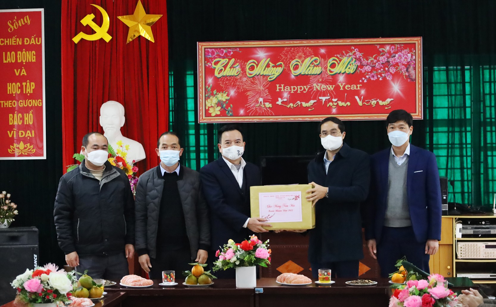 Chủ tịch UBND tỉnh Trịnh Xuân Trường thăm, tặng quà Tết tại huyện Mường Khương ảnh 10