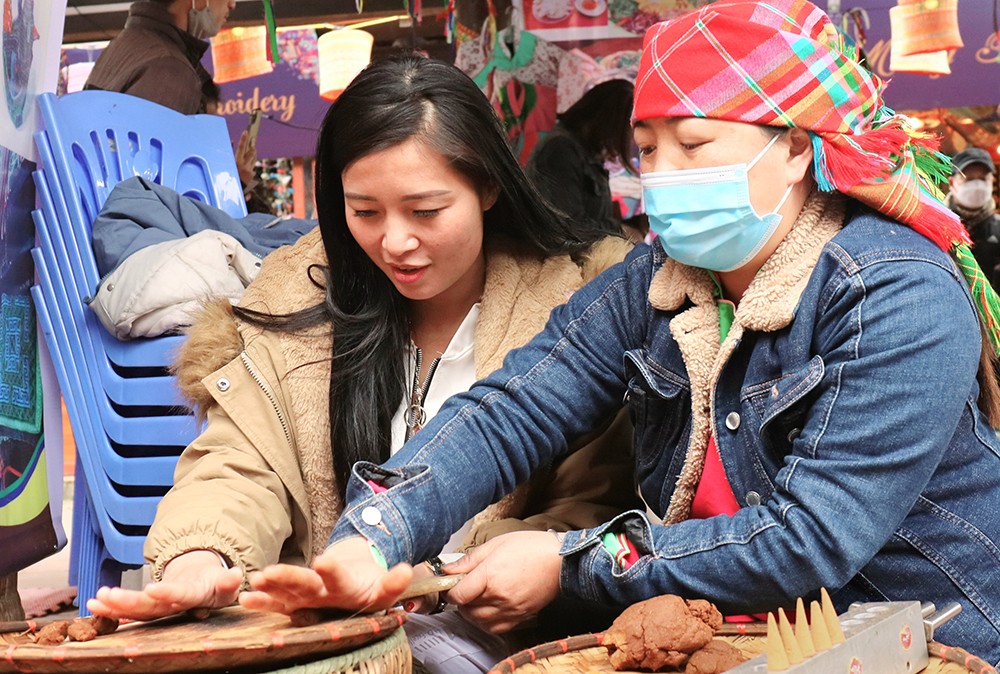 Du khách thích thú thưởng thức các món ăn đường phố và sản phẩm chế biến từ nông sản của Sa Pa. Trải nghiệm làm nụ hương thảo mộc. Mua và thưởng thức hạt dẻ rang, bánh hạt dẻ trên phố Xuân Viên.