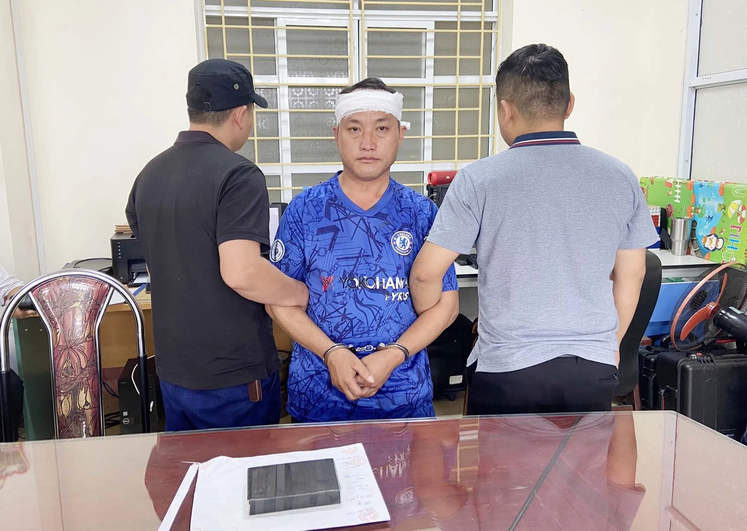 Đối tượng Ma Seo Chúng cùng tang vật tại cơ quan điều tra.