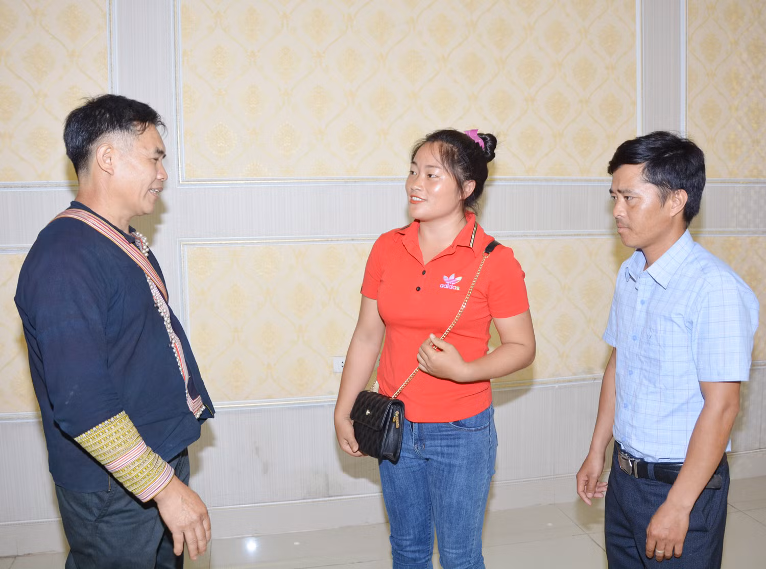 Chị Dín trao đổi kinh nghiệm tuyên truyền với người có uy tín trong đồng bào dân tộc thiểu số.