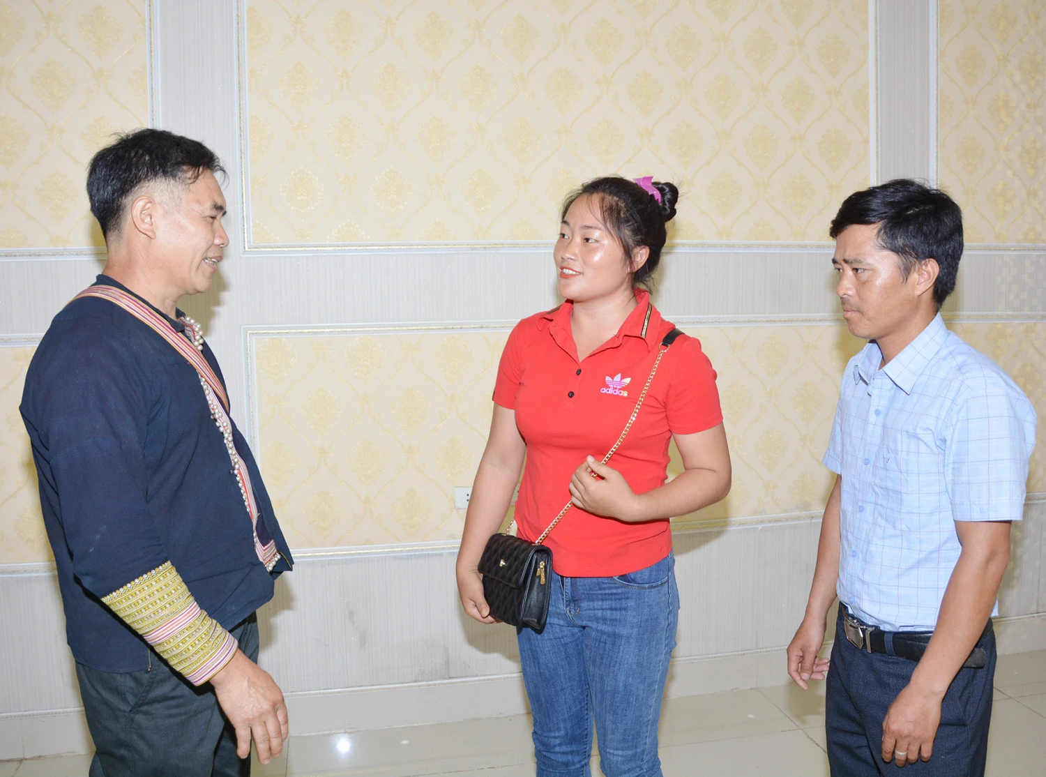 Chị Dín trao đổi kinh nghiệm tuyên truyền với người có uy tín trong đồng bào dân tộc thiểu số.