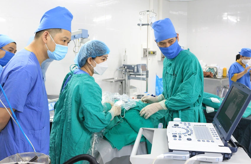 Các bác sĩ của Trung tâm Ung bướu và Y học hạt nhân thực hiện kỹ thuật đốt sóng cao tần điều trị u tuyến giáp lành tính.