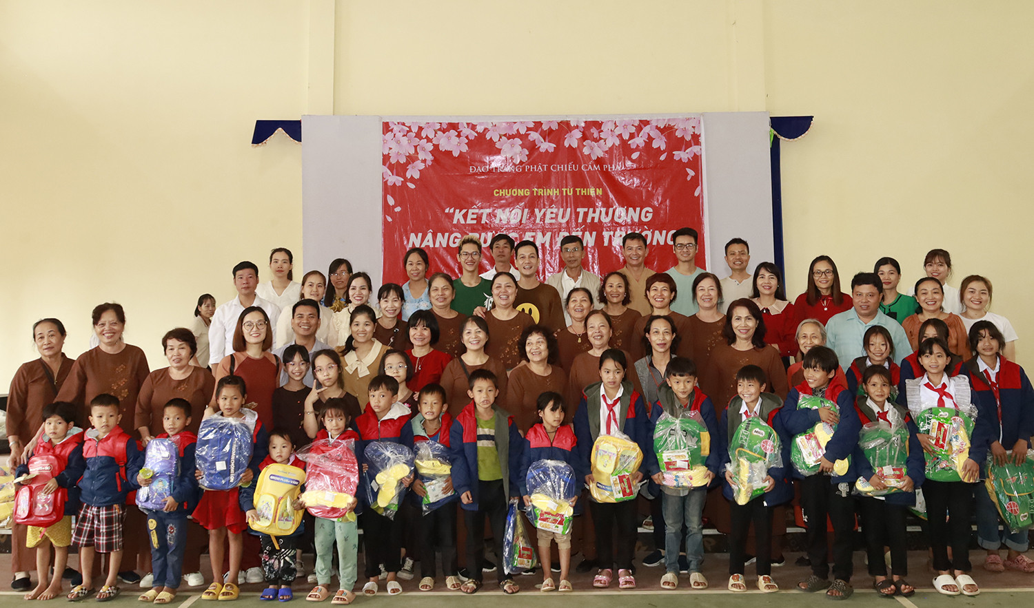 Trao quà cho học sinh Trường Tiểu học và THCS số 2 Tả Phời. Trao quà cho học sinh Trường Tiểu học và THCS số 2 Tả Phời.