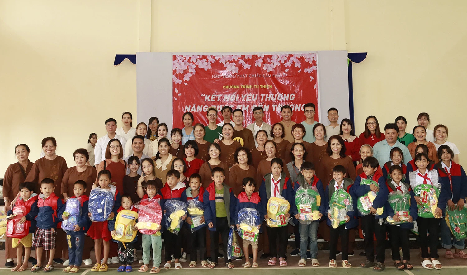 Trao quà cho học sinh Trường Tiểu học và THCS số 2 Tả Phời.