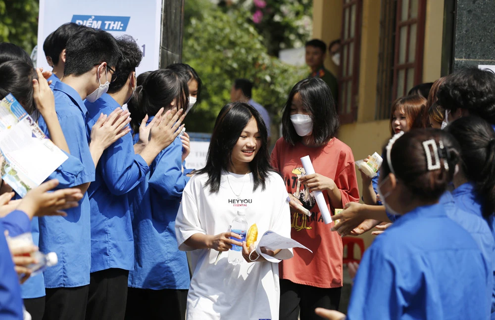 Thanh niên tình nguyện tiếp sức mùa thi ảnh 10