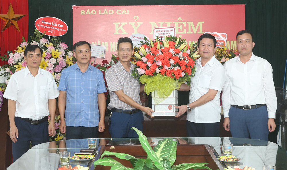 Các cơ quan, đơn vị, địa phương chúc mừng Báo Lào Cai nhân 97 năm Ngày Báo chí cách mạng Việt Nam ảnh 29