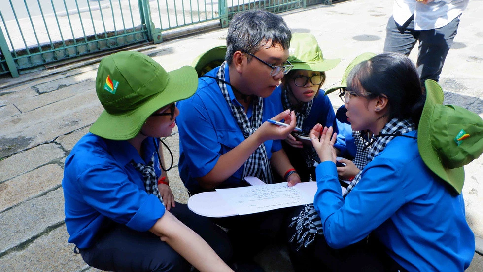 Cùng thảo luận để tìm lời giải vượt qua thử thách tại các địa chỉ văn hóa - lịch sử ở mỗi trạm.