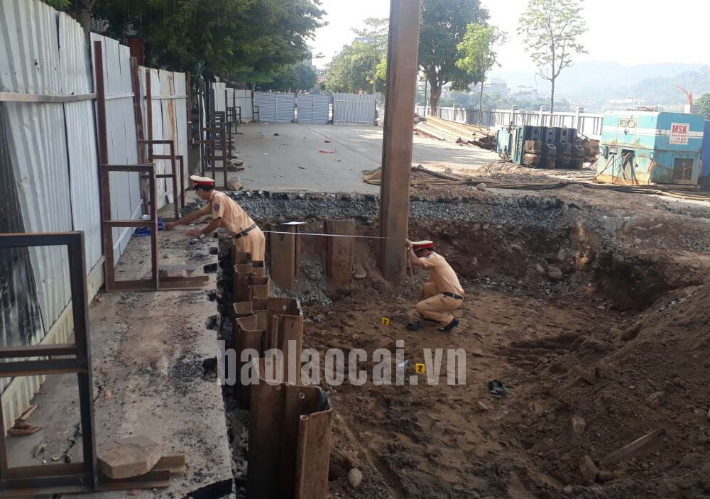 Thành phố Lào Cai: 2 thanh niên bị thương nặng khi lao xe máy xuống hố công trình ảnh 1 Thành phố Lào Cai: 2 thanh niên bị thương nặng khi lao xe máy xuống hố công trình ảnh 1