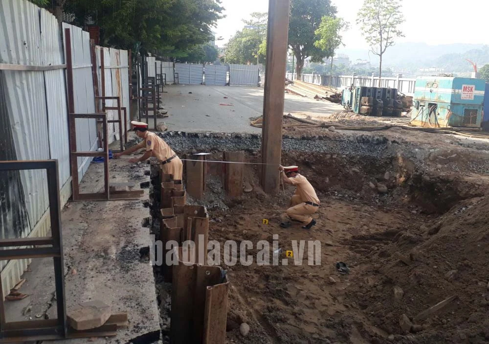 Thành phố Lào Cai: 2 thanh niên bị thương nặng khi lao xe máy xuống hố công trình ảnh 1