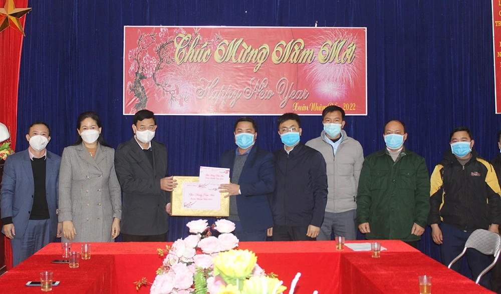 Các đồng chí lãnh đạo tỉnh thăm, chúc Tết tại Bắc Hà ảnh 8