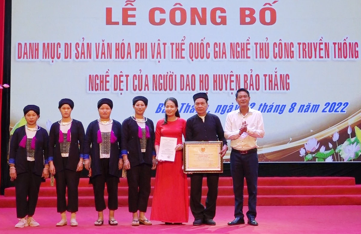 Công bố nghề dệt của người Dao họ huyện Bảo Thắng là di sản văn hóa phi vật thể quốc gia.