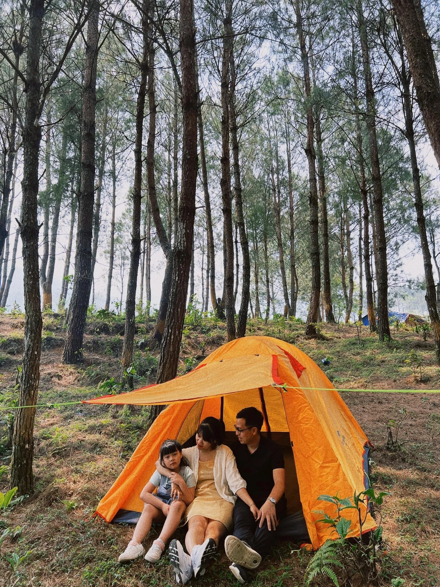 Các thành viên trong gia đình thư giãn bên nhau ngày cuối tuần.