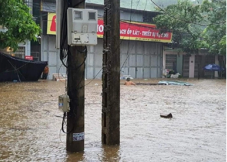 Mưa bão gây ngập lụt dẫn đến mất an toàn về điện ở một số tuyến phố.