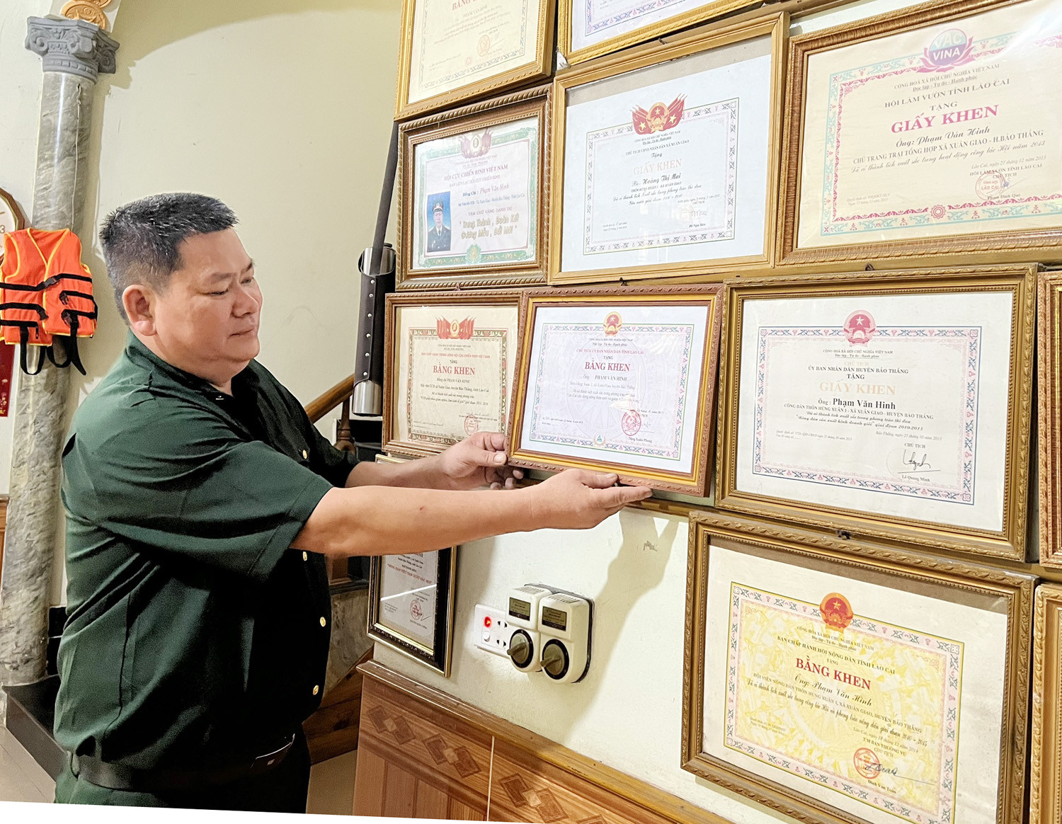 Cựu chiến binh Phạm Văn Hinh được nhận nhiều bằng khen, giấy khen của các cấp trao tặng.