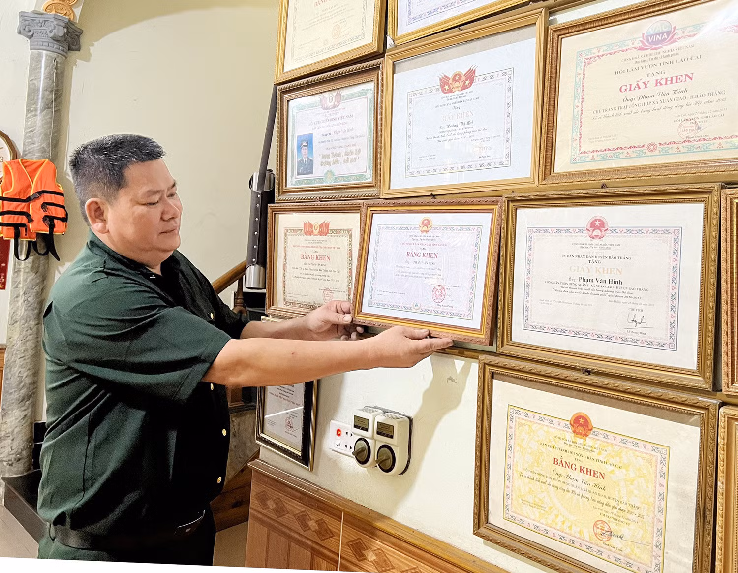 Cựu chiến binh Phạm Văn Hinh được nhận nhiều bằng khen, giấy khen của các cấp trao tặng.