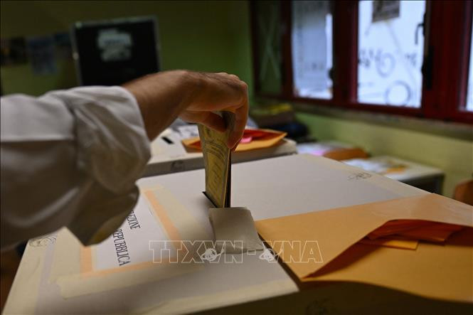 Cử tri bỏ phiếu trong cuộc tổng tuyển cử sớm tại Rome, Italy ngày 25/9/2022. Cử tri bỏ phiếu trong cuộc tổng tuyển cử sớm tại Rome, Italy ngày 25/9/2022.