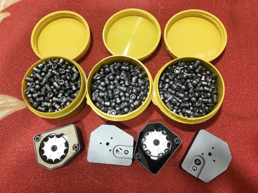 Đạn và hộp tiếp đạn của súng săn mà các đối tượng rao bán có tính năng gần như súng quân dụng.