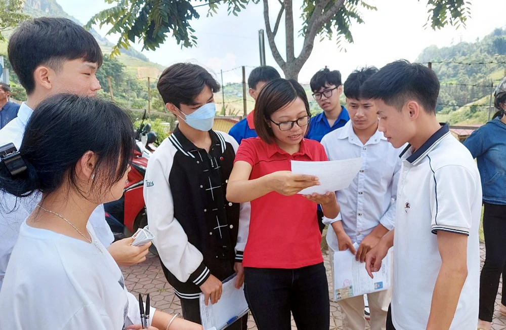 Cô giáo trao đổi về đề thi với các em học sinh sau khi kết thúc môn thi Ngữ văn.