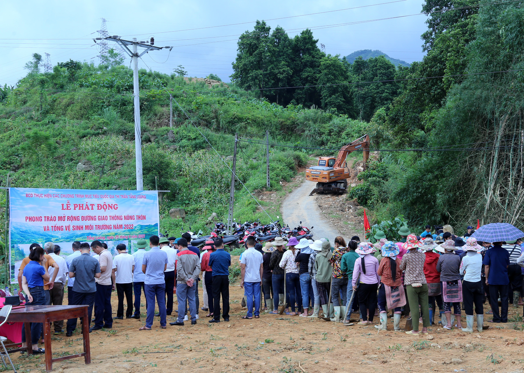 Nhân dân thị trấn Tằng Loỏng tham dự Lễ phát động mở rộng đường giao thông nông thôn các thôn vùng cao.