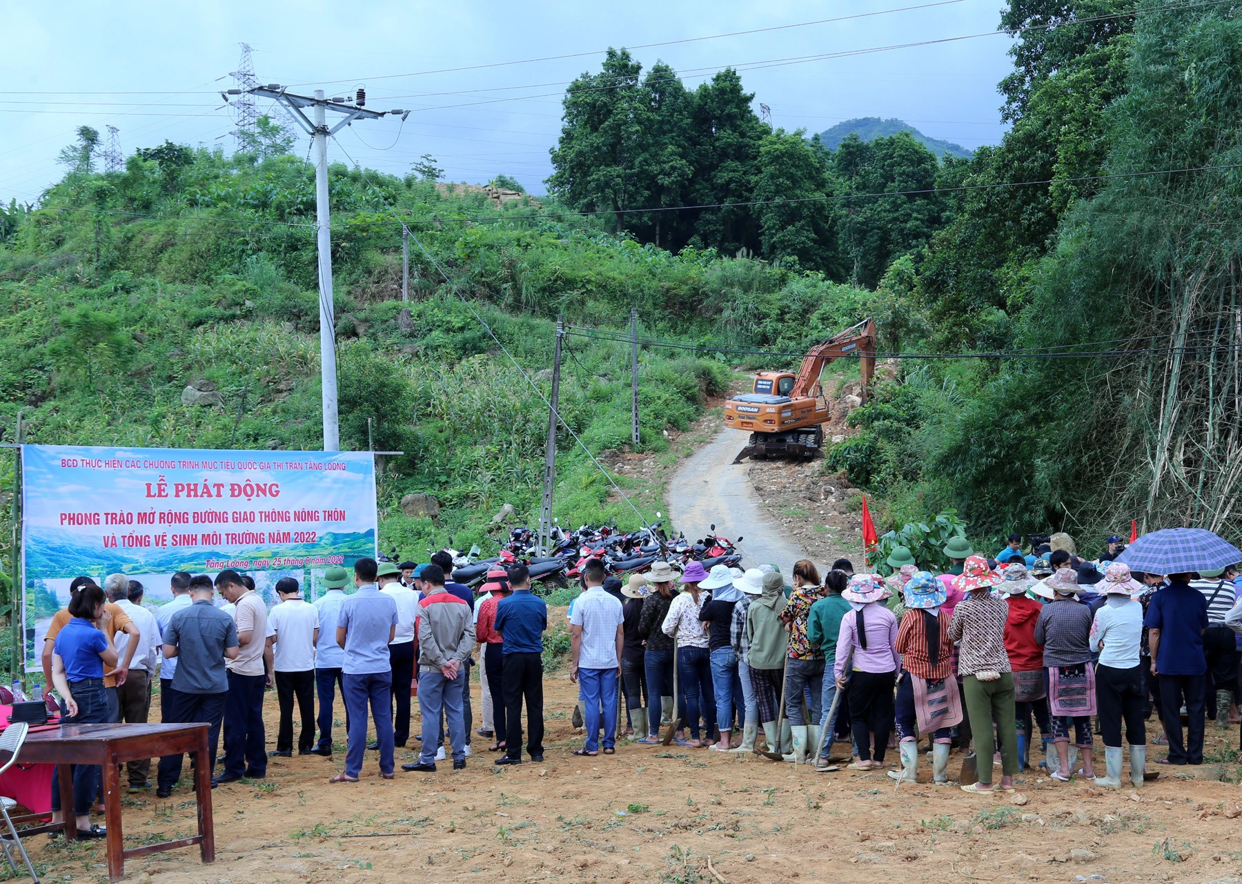 Nhân dân thị trấn Tằng Loỏng tham dự Lễ phát động mở rộng đường giao thông nông thôn các thôn vùng cao.