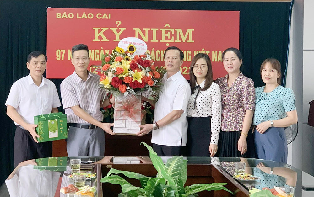 Các cơ quan, đơn vị, địa phương chúc mừng Báo Lào Cai nhân 97 năm Ngày Báo chí cách mạng Việt Nam ảnh 3