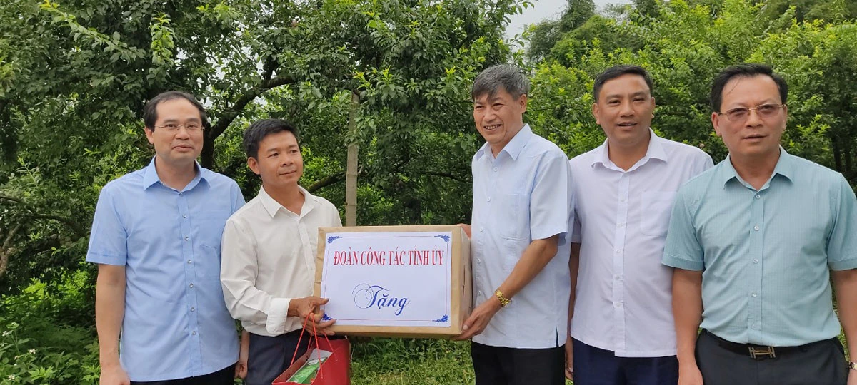 Thăm cầu kính Bạch Long thuộc khu du lịch Mộc Châu Island tại xã Mường Sang, huyện Mộc Châu. Nhà tre trong khu du lịch Mộc Châu Island. Khu du lịch Mộc Châu Island có nhiều hoạt động văn hóa hấp dẫn du khách. Thăm mô hình du lịch cộng đồng homestay A Chu tại bản Hua Tạt, xã Vân Hồ, huyện Vân Hồ. Thăm trang trại du lịch bò sữa Dairy Farm tại huyện Vân Hồ. Thăm và tặng quà mô hình trồng mận Tam hoa cho thu nhập 500 triệu đồng/ha tại huyện Yên Châu. Thăm cầu kính Bạch Long thuộc khu du lịch Mộc Châu Island tại xã Mường Sang, huyện Mộc Châu. Nhà tre trong khu du lịch Mộc Châu Island. Khu du lịch Mộc Châu Island có nhiều hoạt động văn hóa hấp dẫn du khách. Thăm mô hình du lịch cộng đồng homestay A Chu tại bản Hua Tạt, xã Vân Hồ, huyện Vân Hồ. Thăm trang trại du lịch bò sữa Dairy Farm tại huyện Vân Hồ. Thăm và tặng quà mô hình trồng mận Tam hoa cho thu nhập 500 triệu đồng/ha tại huyện Yên Châu.