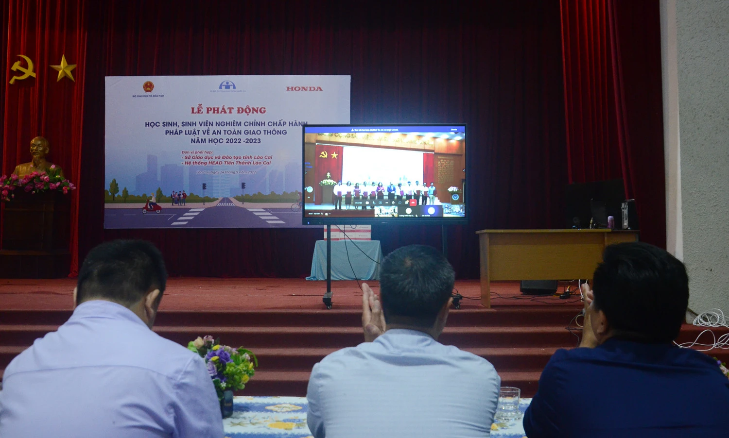 Đại biểu theo dõi trực tuyến ký cam kết thực hiện đảm bảo an toàn giao thông đối với Sở Giáo dục và Đào tạo các tỉnh, thành phố.