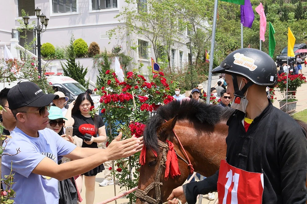 Du khách chia sẻ niềm vui với Vàng Văn Cương.